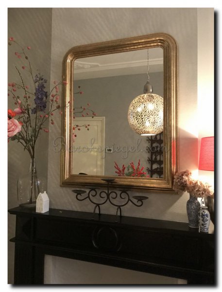 toogspiegel-met-kralen-parels-op-schoorsteenmantel