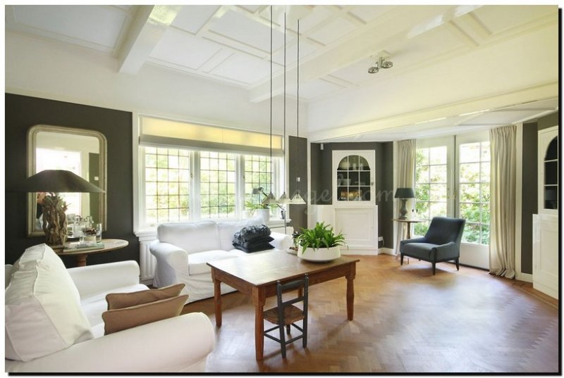 zilveren-toogspiegel-op-donkere-muur