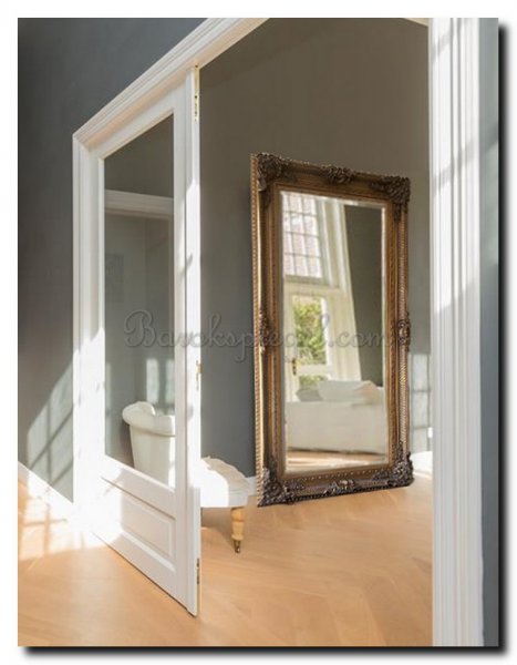 mega-grote-barok-spiegel-goud-in-woonkamer-staand