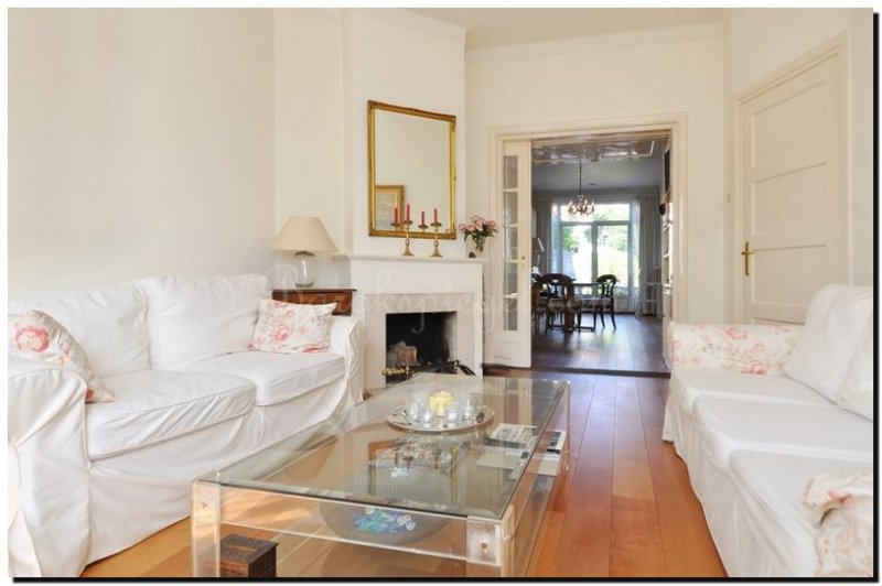 barok-spiegel-met-gouden-lijst-boven-open-haard-in