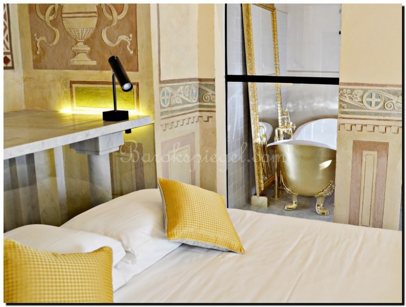 gouden-barok-spiegel-achter-een-gouden-bad-in-suit