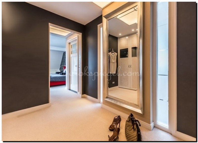 grote-passpiegel-helder-zilveren-lijst-in-kleedkam