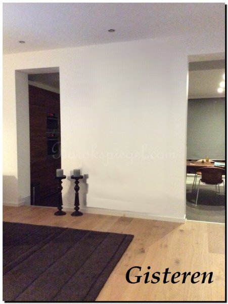 grote-spiegel-zwart-modern-kale-muur