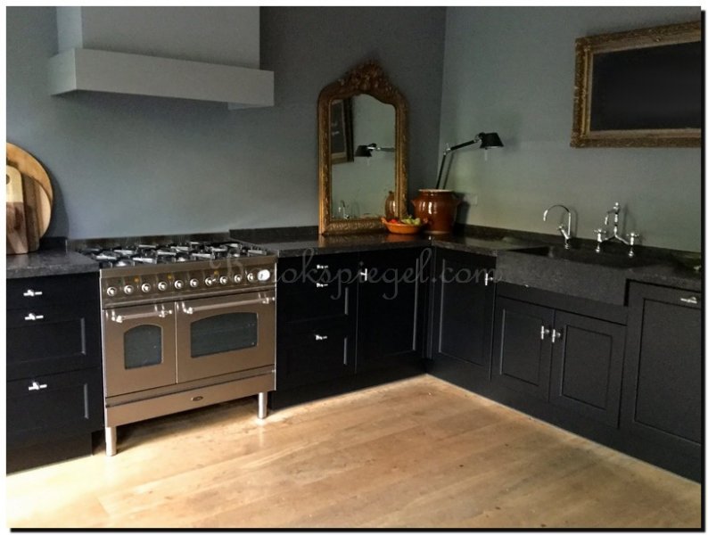 kuifspiegel-met-gouden-lijst-in-keuken