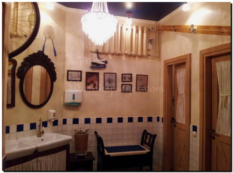 mooi-toilet-in-een-sovjet-stijl-restaurant