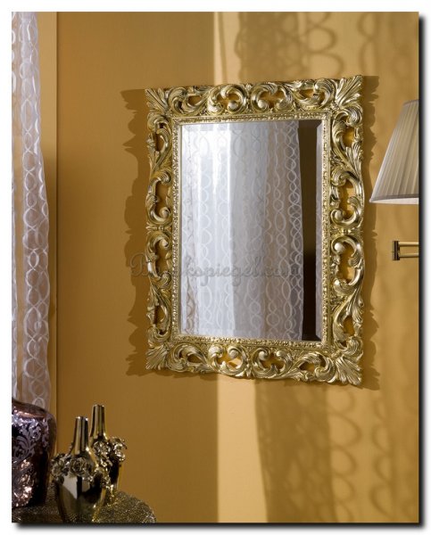 oker-gele-muur-met-barok-spiegel-goud