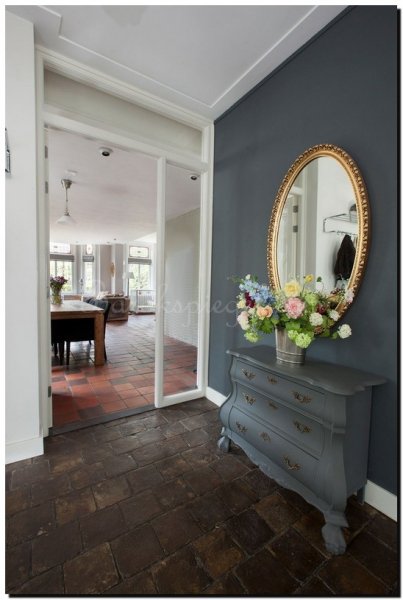 ovale-spiegel-gouden-lijst-in-hal-op-antraciet-muu