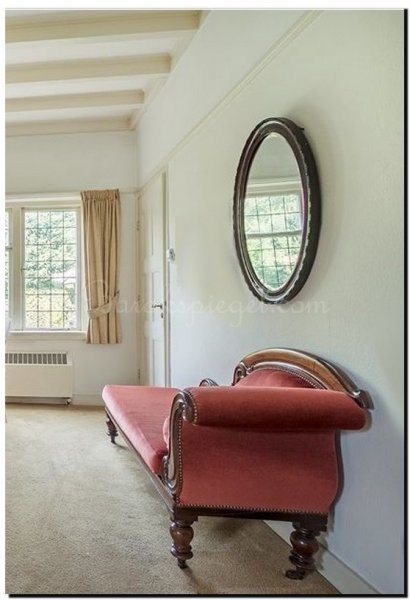 ovale-spiegel-oud-zilver-boven-chese-lounge