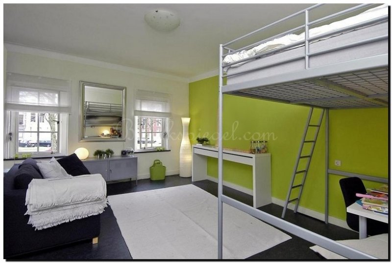 spiegel-zilveren-lijst-in-slaapkamer-met-groene-mu