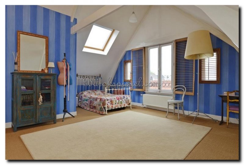 barok-spiegel-op-kastje-in-slaapkamer-met-blauwe-m