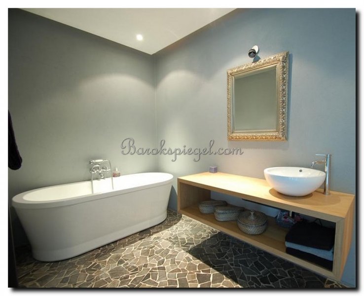 zilveren-barok-spiegel-in-badkamer-op-lichtblauwe