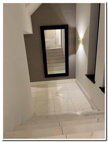 grote-zwarte-passpiegel-modern-in-hal