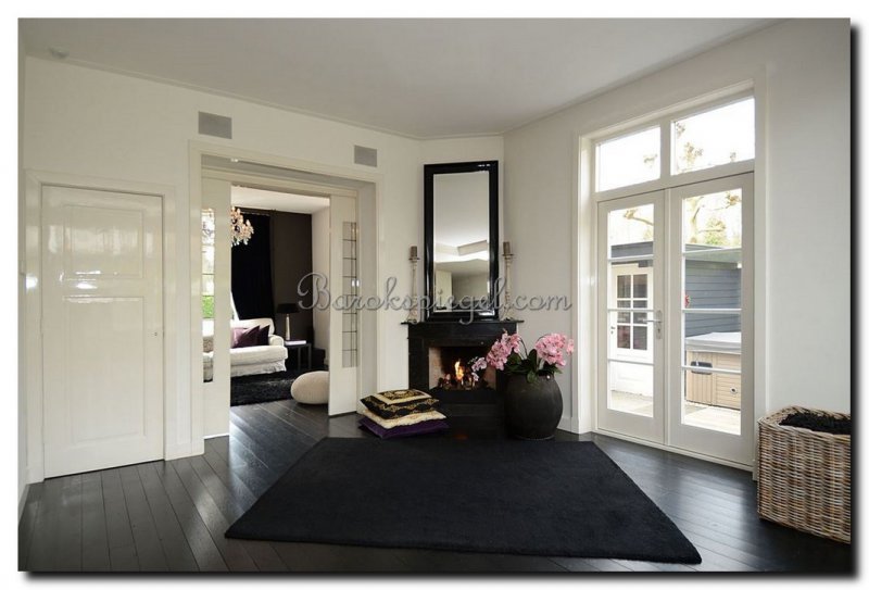 moderne-spiegel-hoogglans-zwart-op-schouw