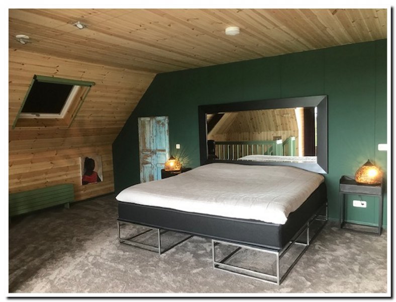 zwarte-moderne-spiegel-boven-bed-in-slaapkamer-op