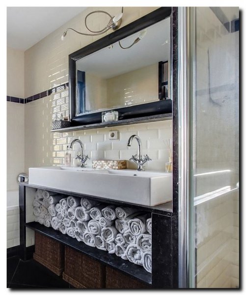 zwarte-moderne-spiegel-hoogglans-zwart-in-badkamer