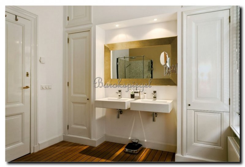 grote-moderne-gouden-spiegel-in-badkamer