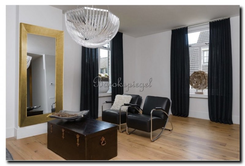 grote-moderne-gouden-spiegel-in-woonkamer