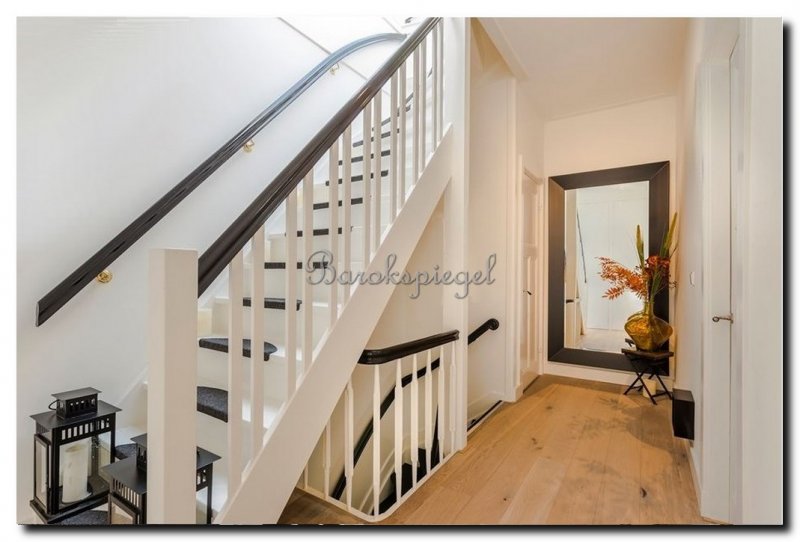 grote-moderne-passpiegel-in-hal-zwarte-lijst