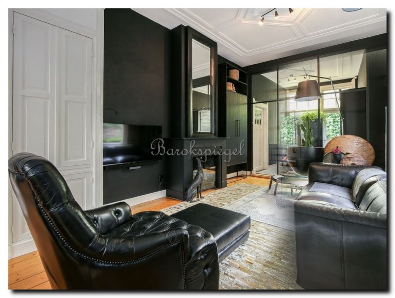 grote-zwarte-moderne-spiegel-in-woonkamer-boven-sc