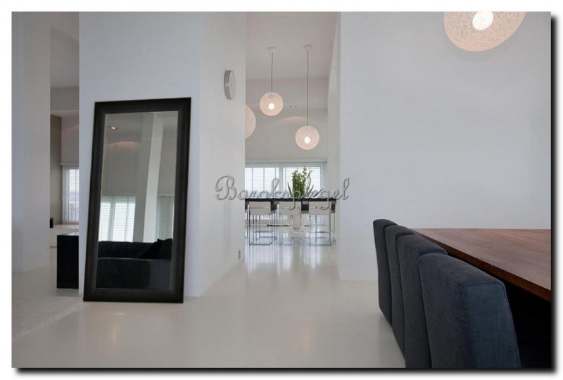 grote-zwarte-vloerspiegel-modern-woonkamer