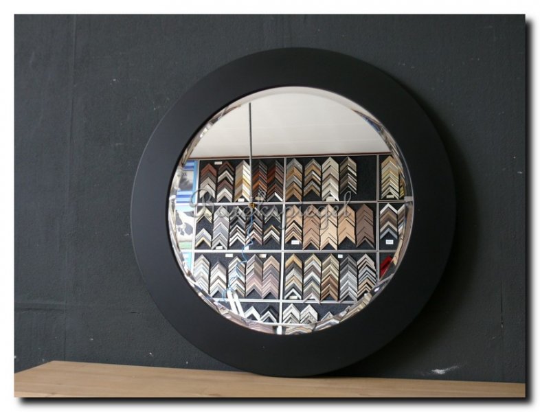 moderne-ronde-spiegel-mat-zwart-met-strakke-rand-2