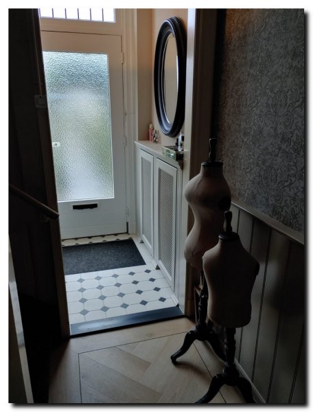 moderne-spiegel-rond-zwart-ronde-spiegel-zijkant-b