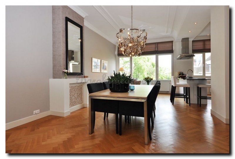 moderne-zwarte-spiegel-boven-schouw-bij-eettafel