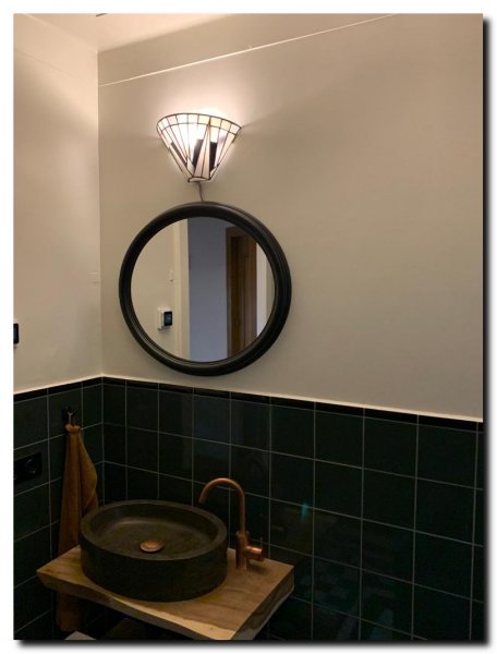 ovale-spiegel-zwart-in-badkamer-59x69cm