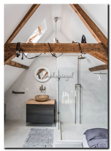 witte-design-ronde-spiegel-in-moderne-badkamer-lan