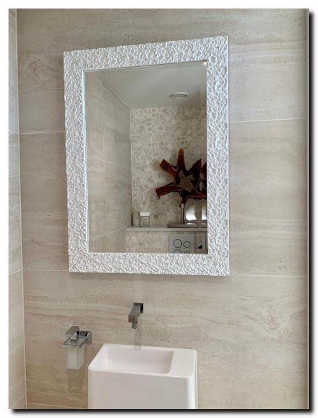 witte-design-spiegel-in-toilet-ruimte-wc