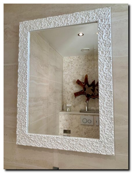 witte-design-spiegel-in-toilet-ruimte