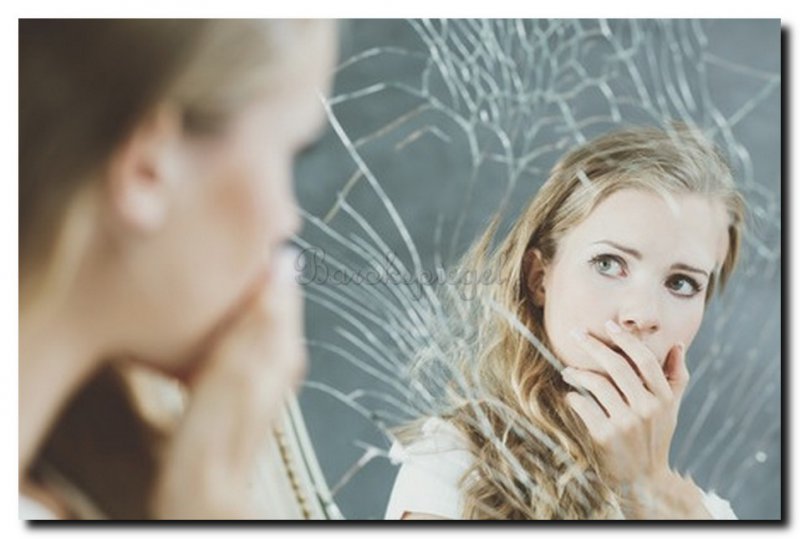 gebroken-spiegel-kapot-spiegelglas-met-vrouw