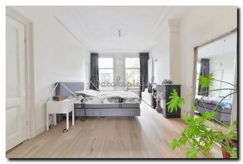 grote-barok-spiegel-zilver-in-slaapkamer