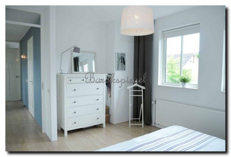 kleine-witte-barok-spiegel-op-kastje-in-slaapkamer