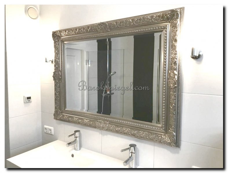zilveren-barok-spiegel-in-badkamer-met-ornamenten