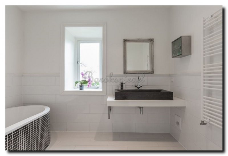 zilveren-barok-spiegel-in-badkamer