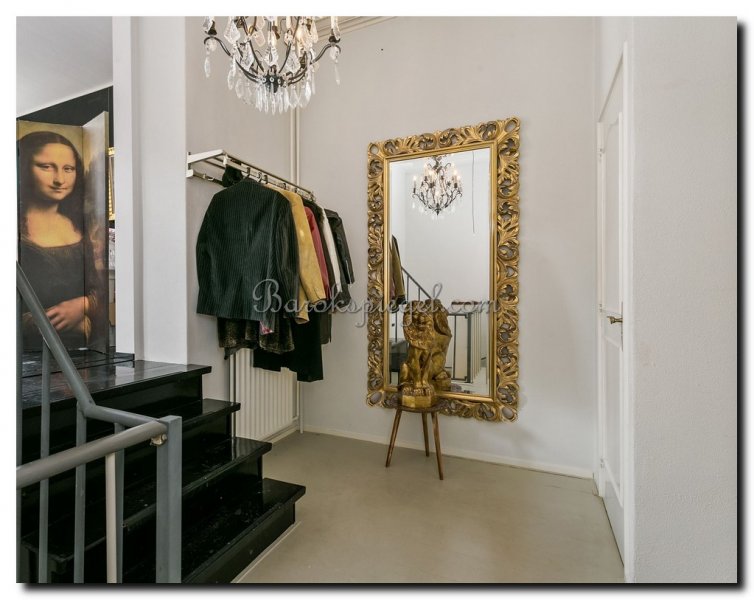 grote-gouden-passpiegel-in-hal-opengewerkt