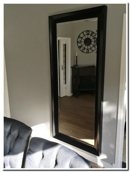 grote-wand-spiegel-zwarte-lijst-in-woonkamer-venet