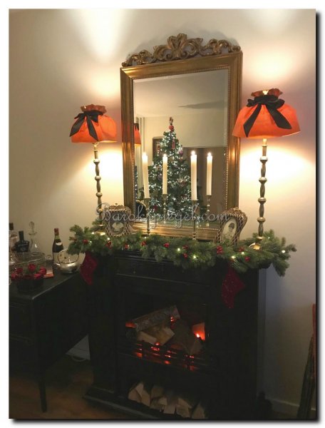 kuifspiegel-boven-openhaard-op-schouw-met-kerstver