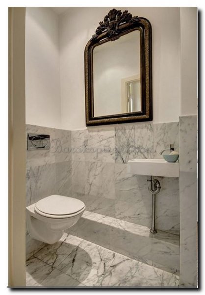 een-antieke-kuifspiegel-op-toilet-wc