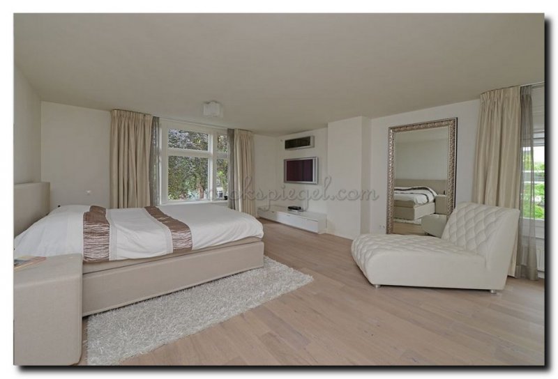 grote-barok-spiegel-ziveren-lijst-staand-in-slaapk