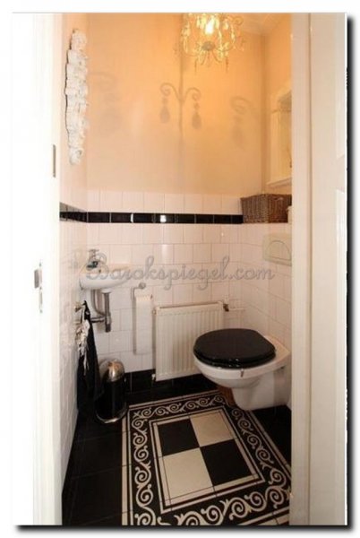 mooi-gevormde-venetiaanse-spiegel-met-witte-lijst