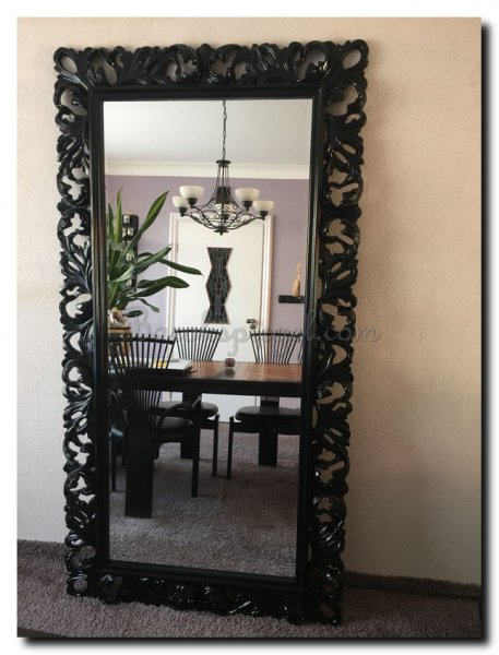 mooie-grote-zwarte-spiegel-in-woonkamer-2