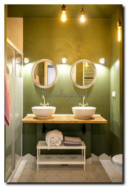 mooie-ronde-spiegel-met-gouden-rand-in-badkamer