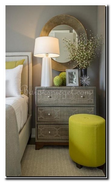 ovale-design-spiegel-antiekgoud-in-slaapkamer