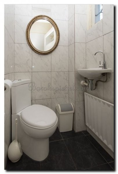 ovale-spiegel-in-toilet