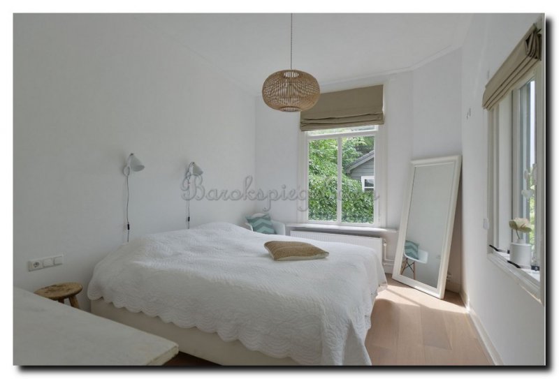 passpiegel-met-witte-lijst-in-slaapkamer