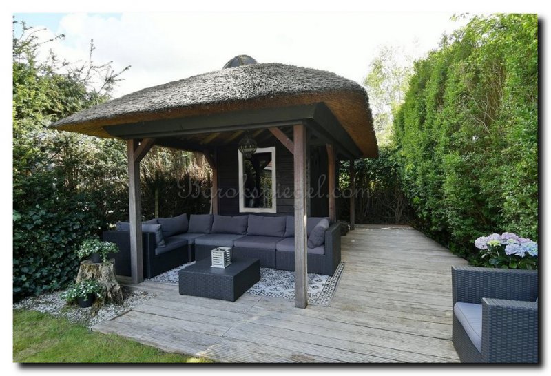 spiegel-in-de-tuin-aan-tuinhuisje-onder-overkappin