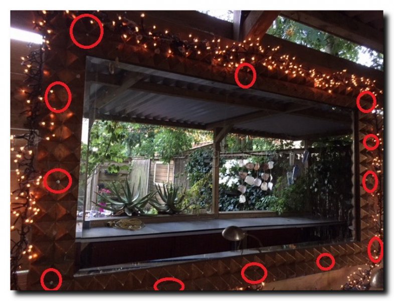 tuinspiegel-ophangen-aan-schutting-met-lange-schro