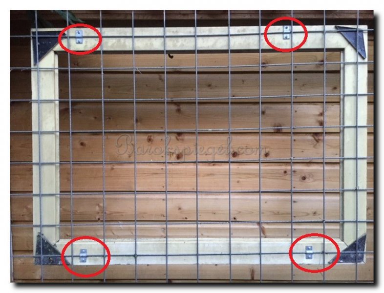 tuinspiegel-ophangen-met-betongaas-beugels
